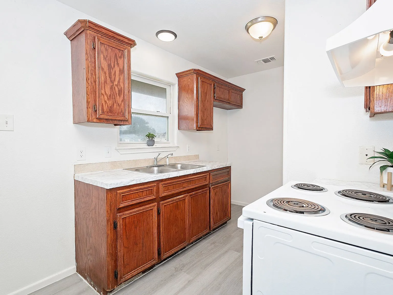 3 bed, 750 sqft, $1,000 — Photo 2