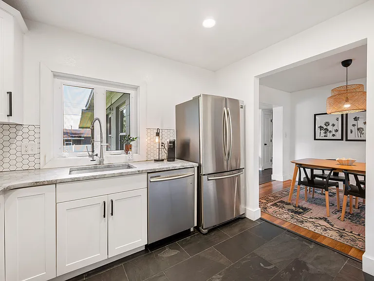823 Eddy St — Photo 12