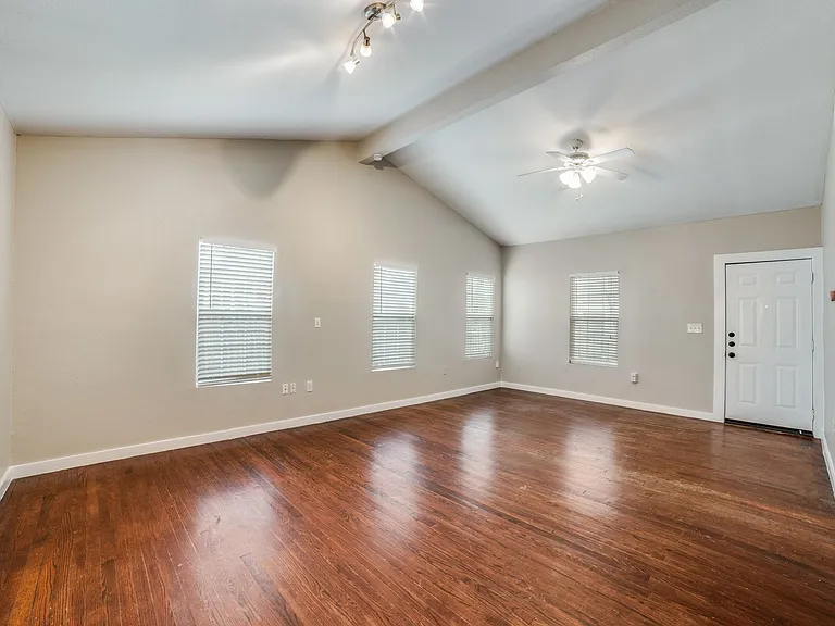 415 Kendall St — Photo 9