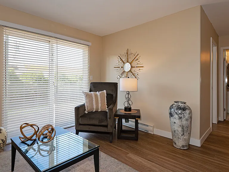 885 Westminster Ave — Photo 9