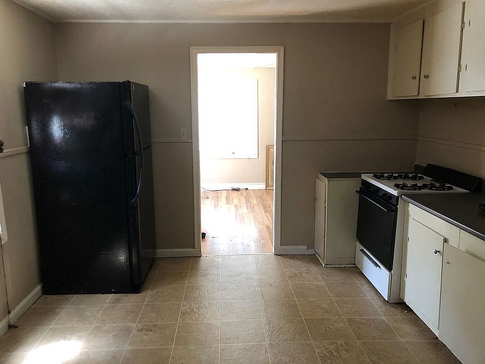 1st image of 2215 Bank St