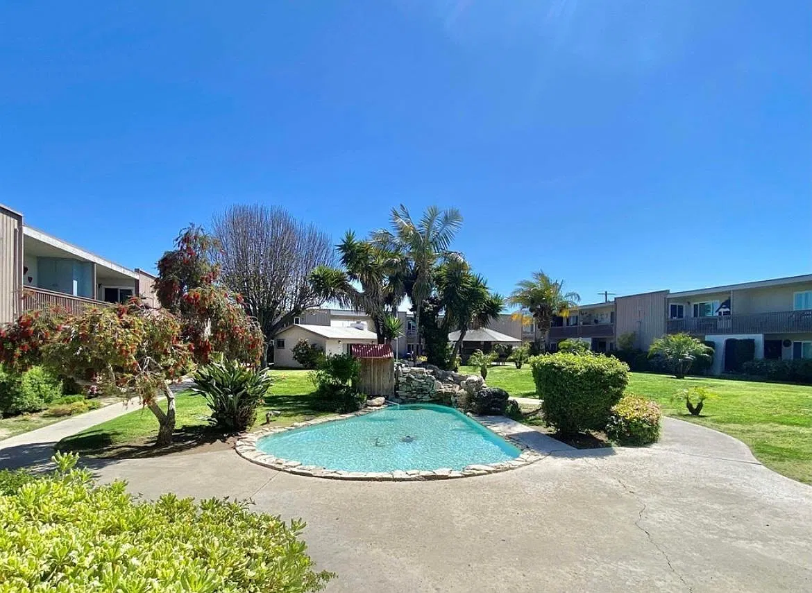 280 Moss St — Photo 2