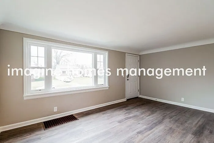 3 bed, 1.0 bath, 1180 sqft, $1,940 — Photo 3