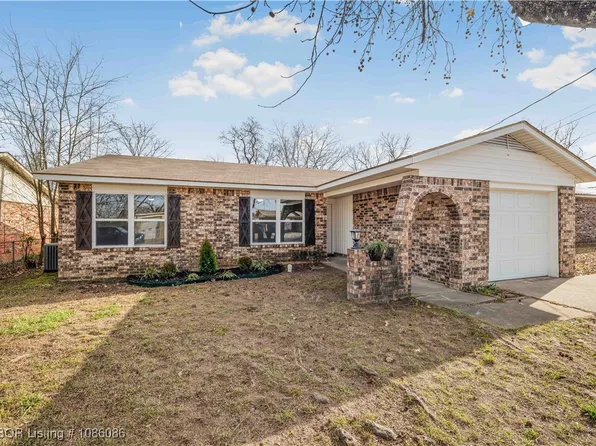 412 7th St, Barling, AR 72923