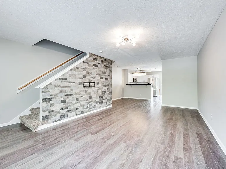 209 Shadow Glen Dr — Photo 7