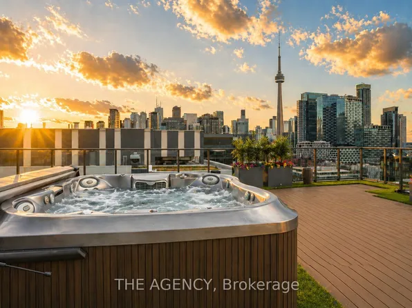 111 Bathurst St, Toronto, ON M5V 0M9