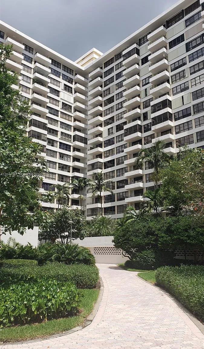 Olympus Towers And Marina — Photo 1