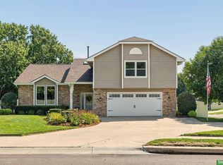820 Oak Ridge Rd, Papillion, NE 68046