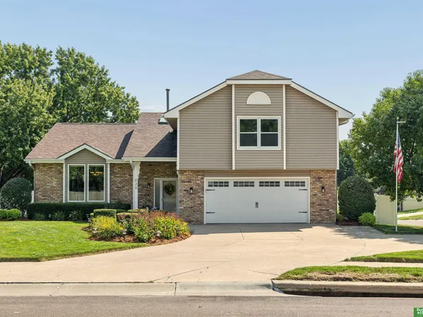 820 Oak Ridge Rd, Papillion, NE 68046