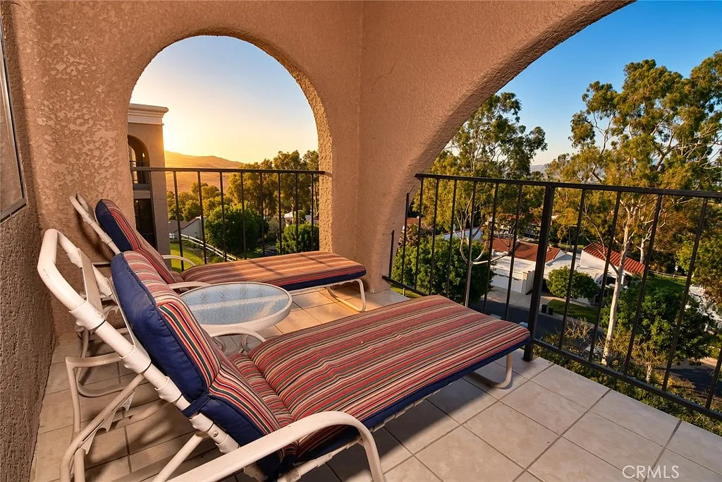 2 bed, 1049 sqft, $2,650 — Photo 3
