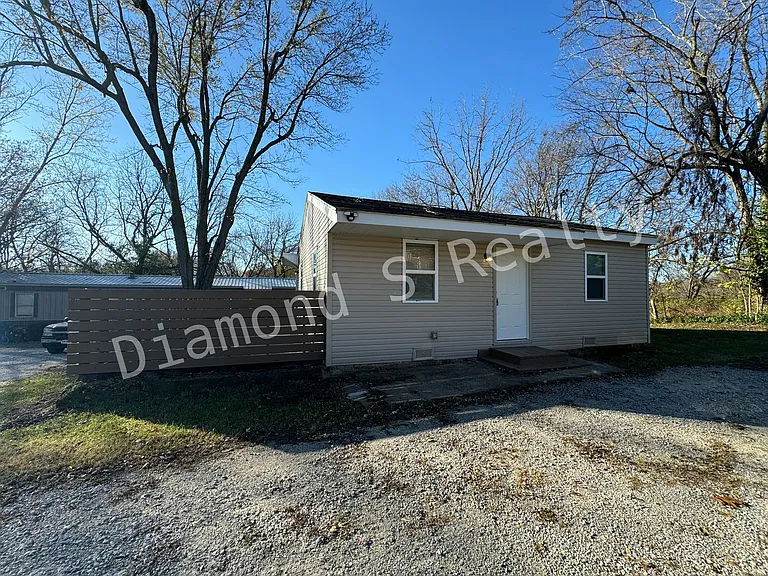 1618 E Farm Road 92 — Photo 1