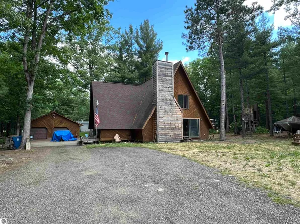 110 Winding Dr, Houghton Lake, MI 48629