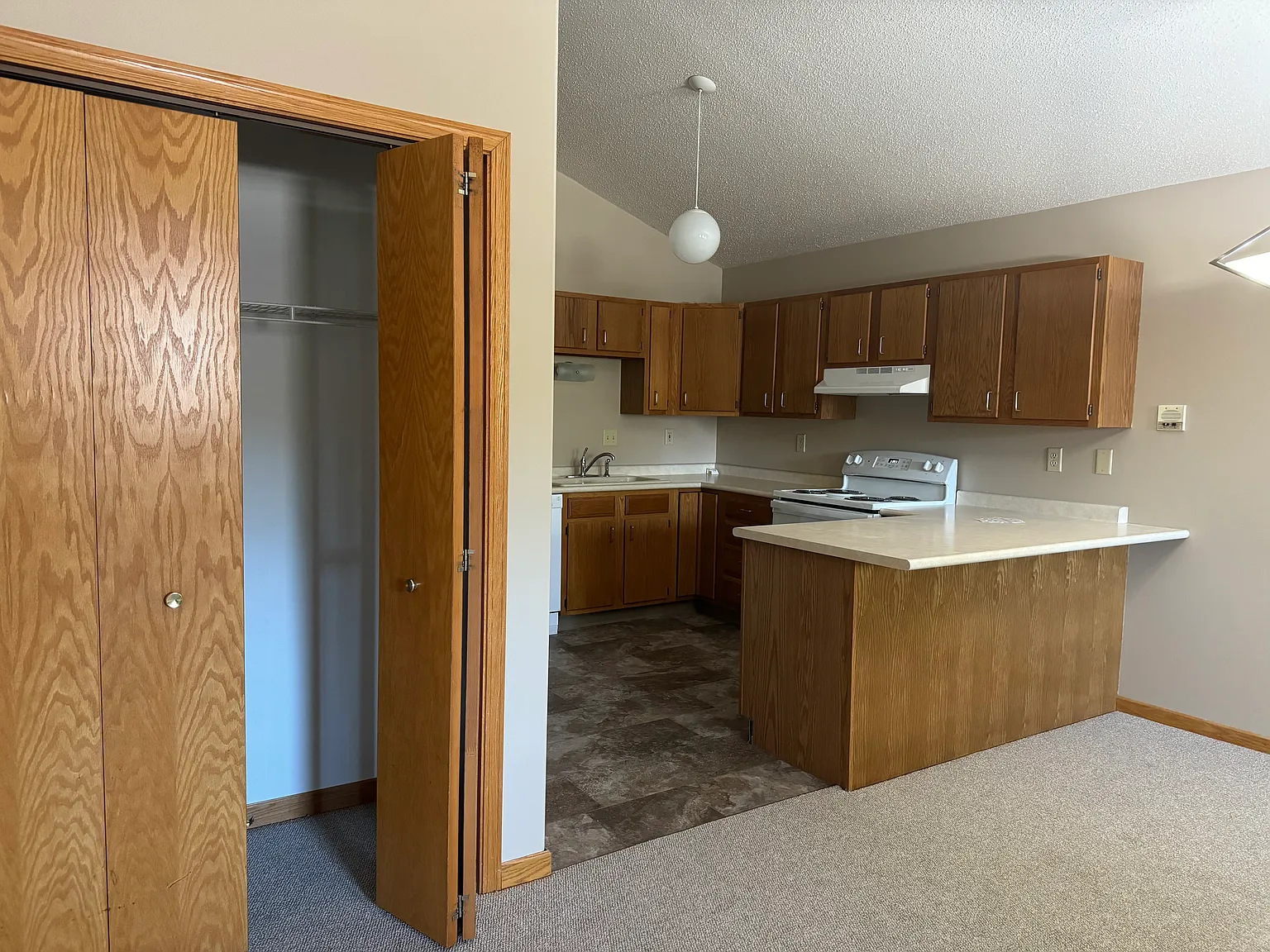 2 bed, 1.5 bath, 900 sqft, $1,250 — Photo 4
