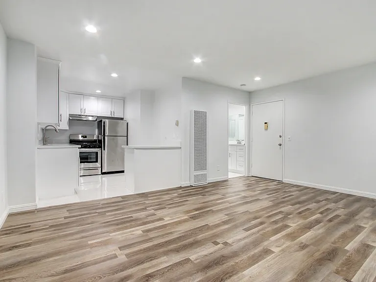 Country Club Apartments — Photo 35