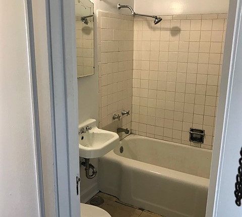 5th image of 6714 N Northwest Hwy #204