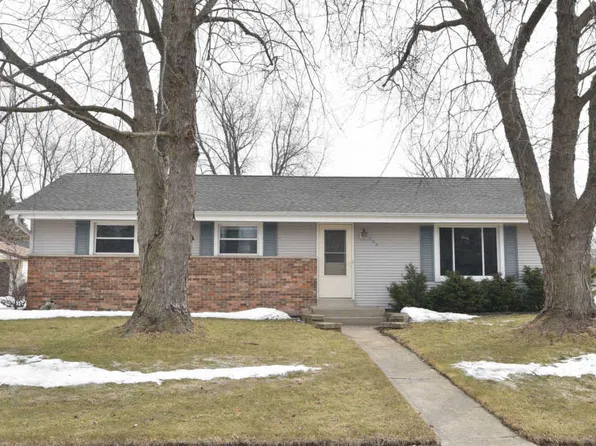 290 S Claremont Rd, Saukville, WI 53080