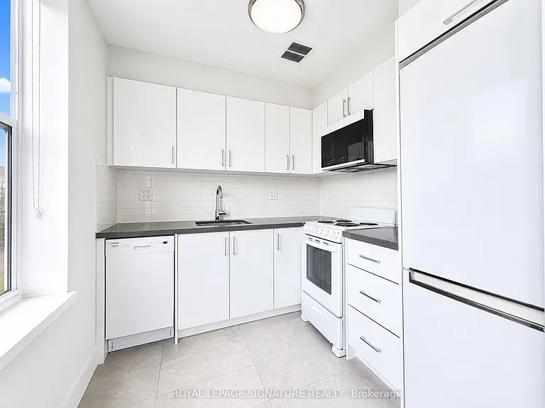 1545 Bathurst St #402 — Photo 6