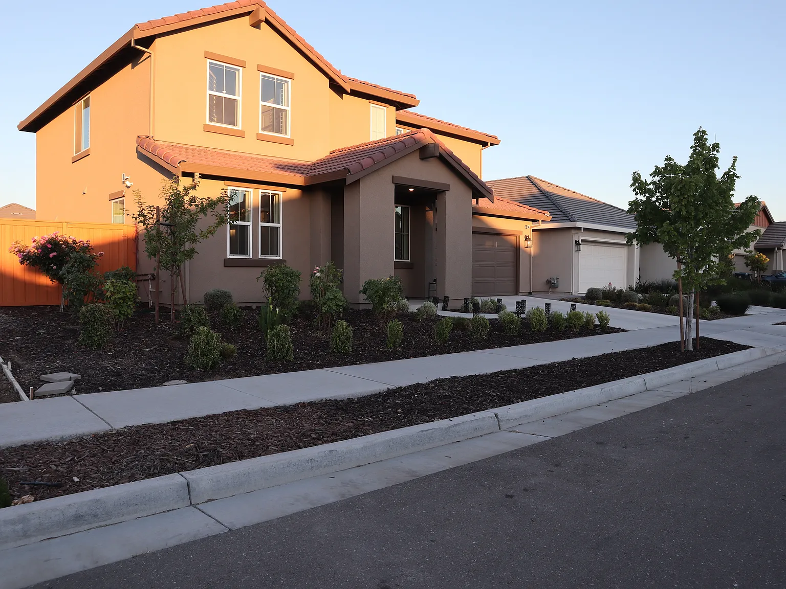 5 bed, 3.0 bath, 2725 sqft, $3,495 — Photo 3