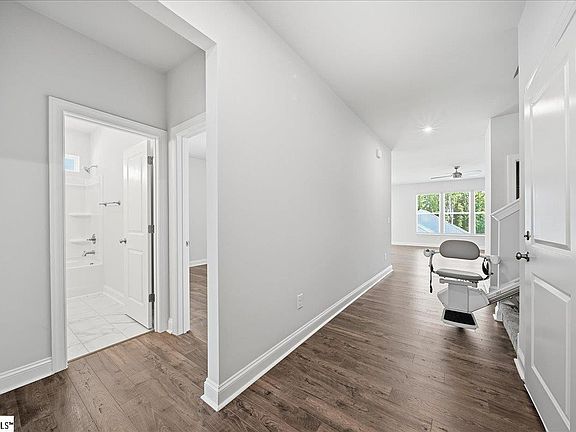 4th image of 504 Clairbrook Ct