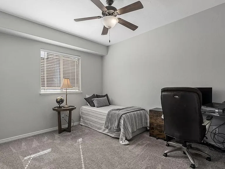 568 S 360 East Cir — Photo 17
