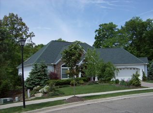 2085 Forest Edge Dr, Cuyahoga Falls, OH 44223
