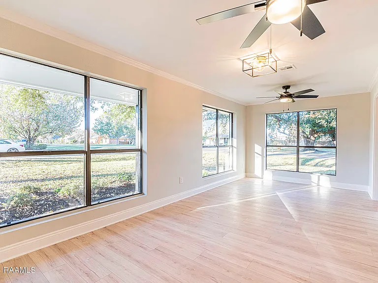 101 Van Dyke Ct — Photo 6