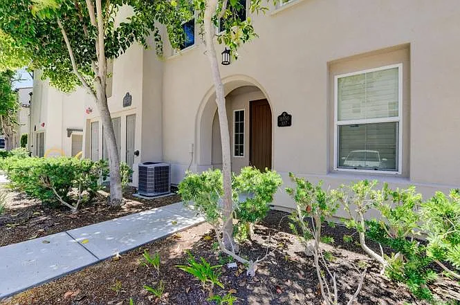 3 bed, 3.5 bath, 1498 sqft, $3,800 — Photo 3