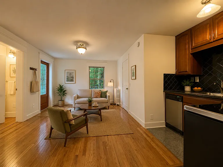 2818 Broadway E — Photo 15