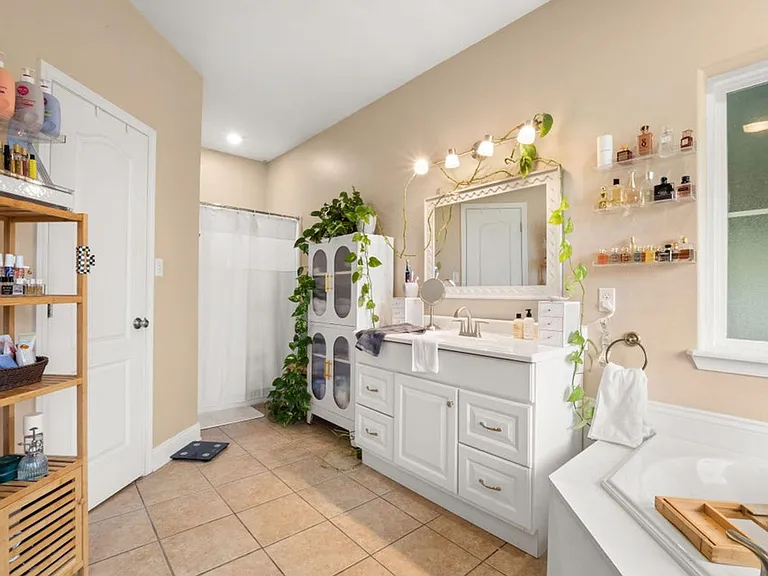 315 Veterans Ln — Photo 10