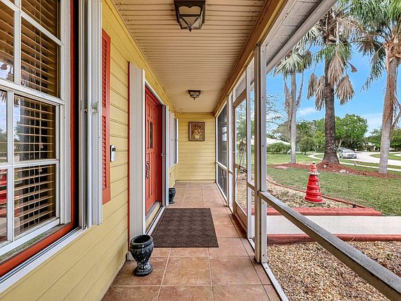 5th image of 338 NE Camelot Drive