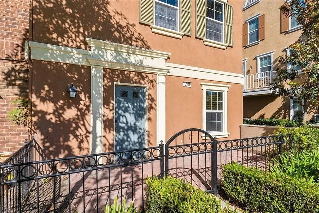3 bed, 1827 sqft, $4,300 — Photo 2