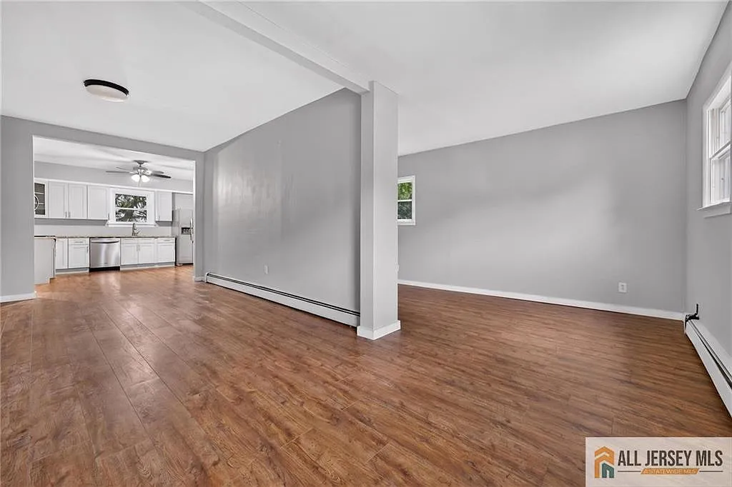 2 bed, 1.0 bath, 2608 sqft, $2,100 — Photo 3