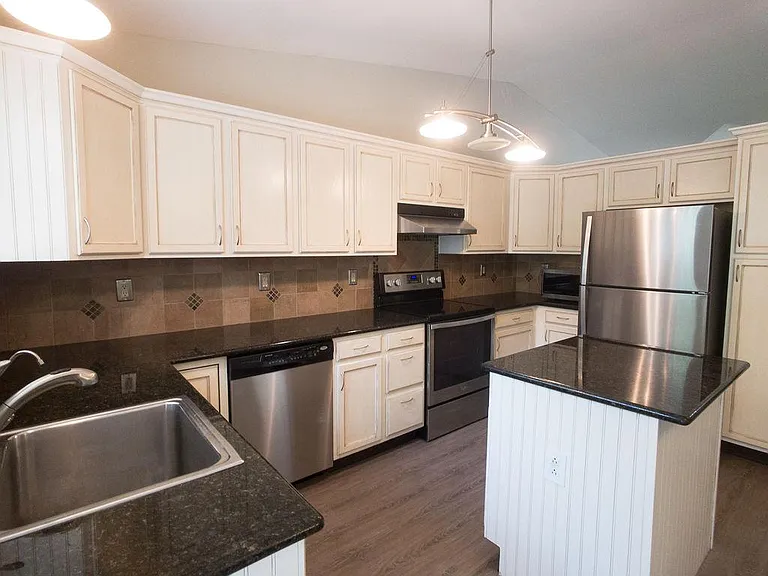 1105 Stoneham St — Photo 5