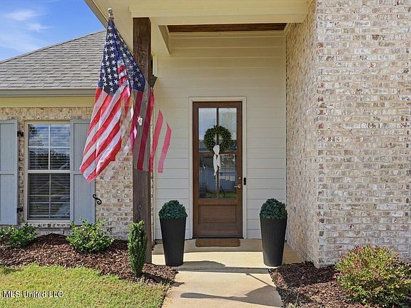 4th image of 101 Lake Crest Dr