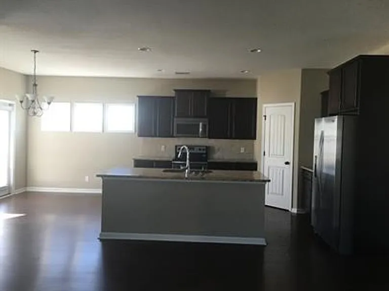 607 Red Oak Ln — Photo 8