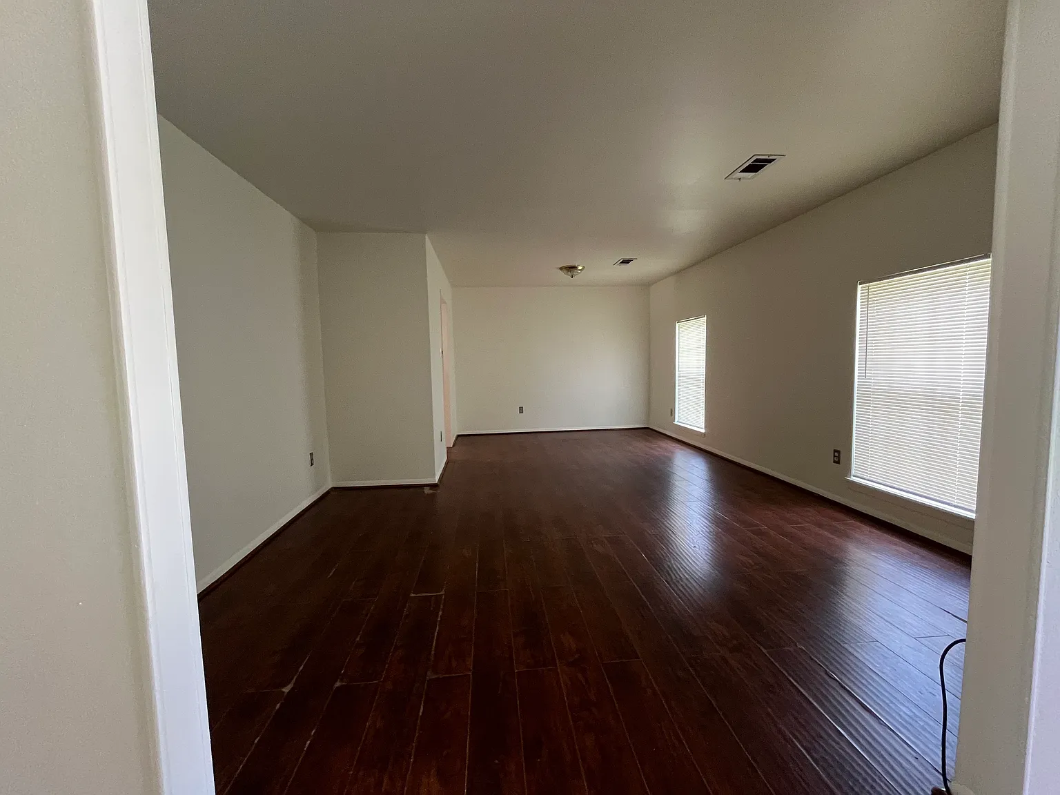 4 bed, 2000 sqft, $2,100 — Photo 2