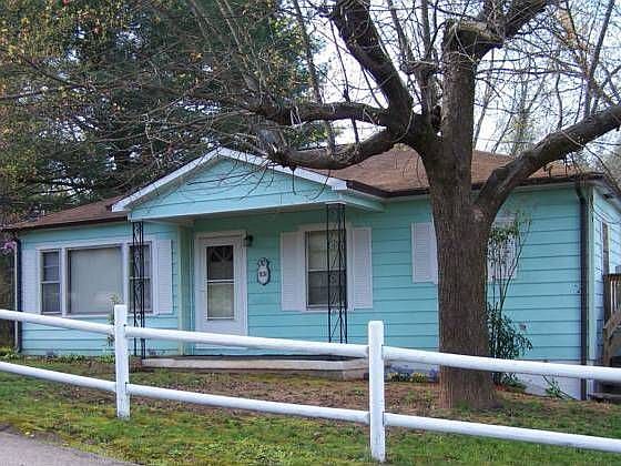 1st image of 831 Montclair Cres