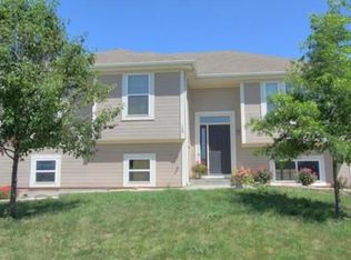 102 Spinnaker Dr, Smithville, MO 64089