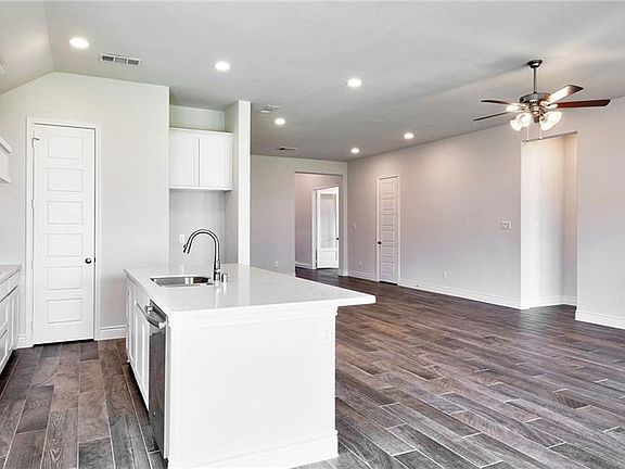 3rd image of 9605 Oxbow Ln
