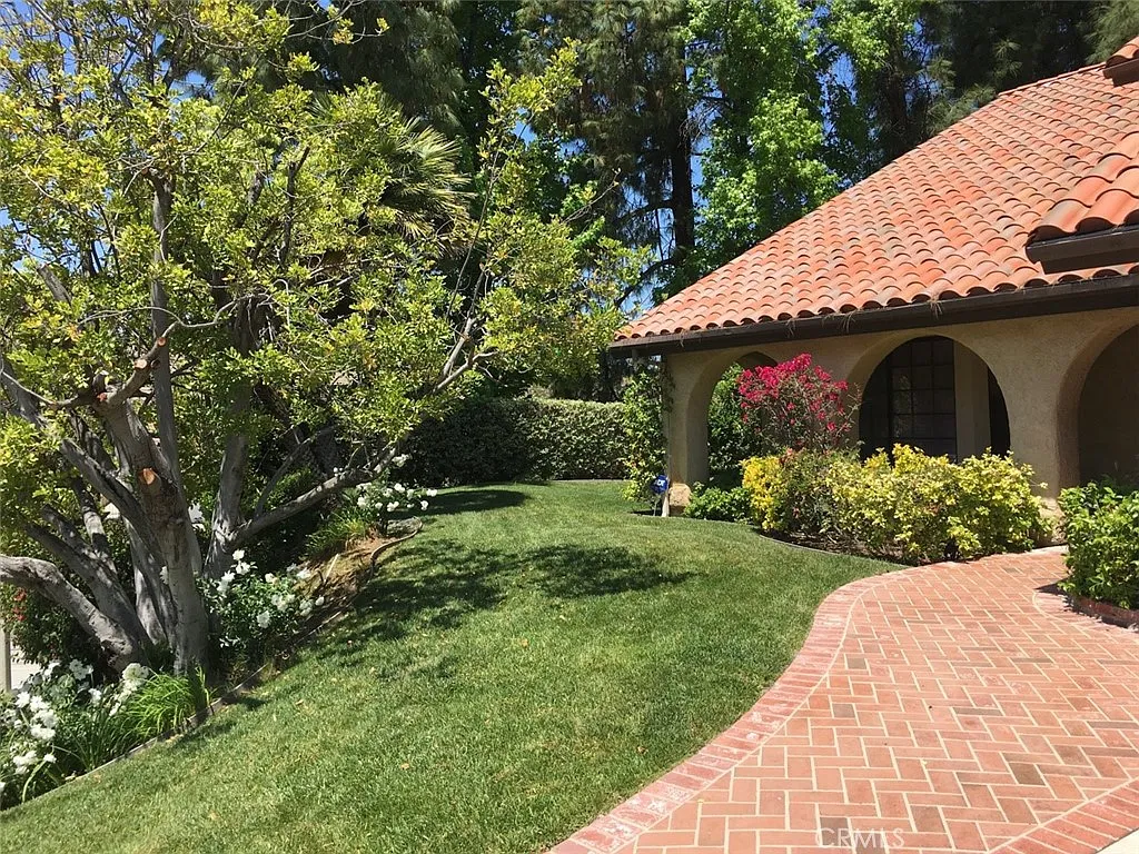 4 bed, 2.5 bath, 2701 sqft, $7,200 — Photo 2