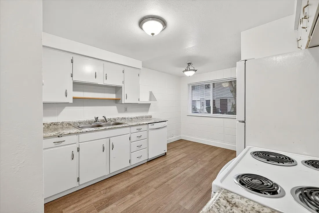 2 bed, 1.5 bath, 912 sqft, $1,550 — Photo 2