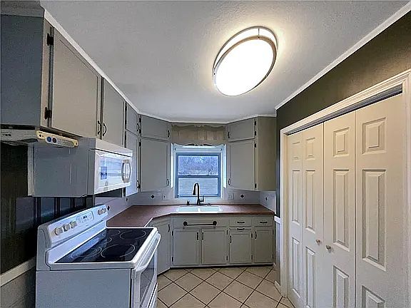 5th image of 400 NE 57th St