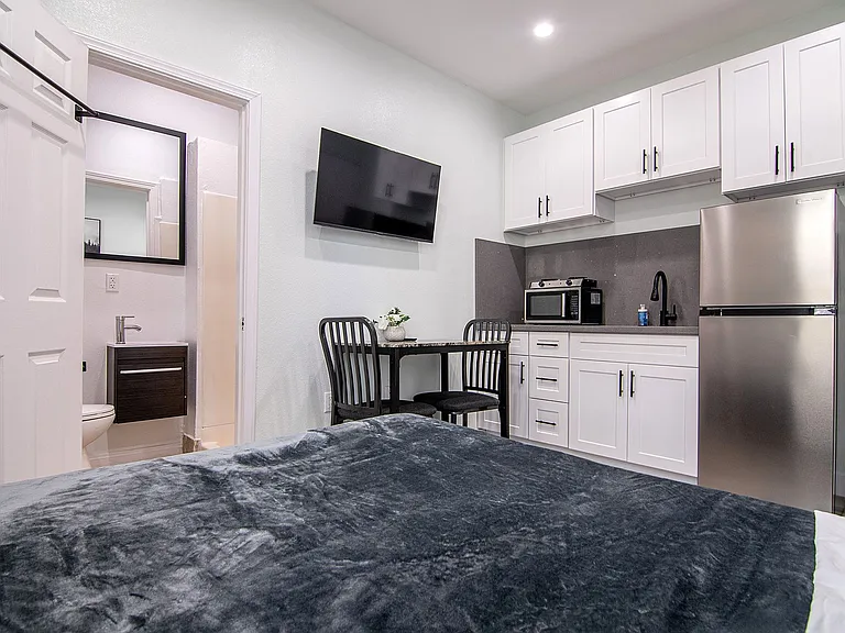 Michigan Avenue Apartments — Photo 23