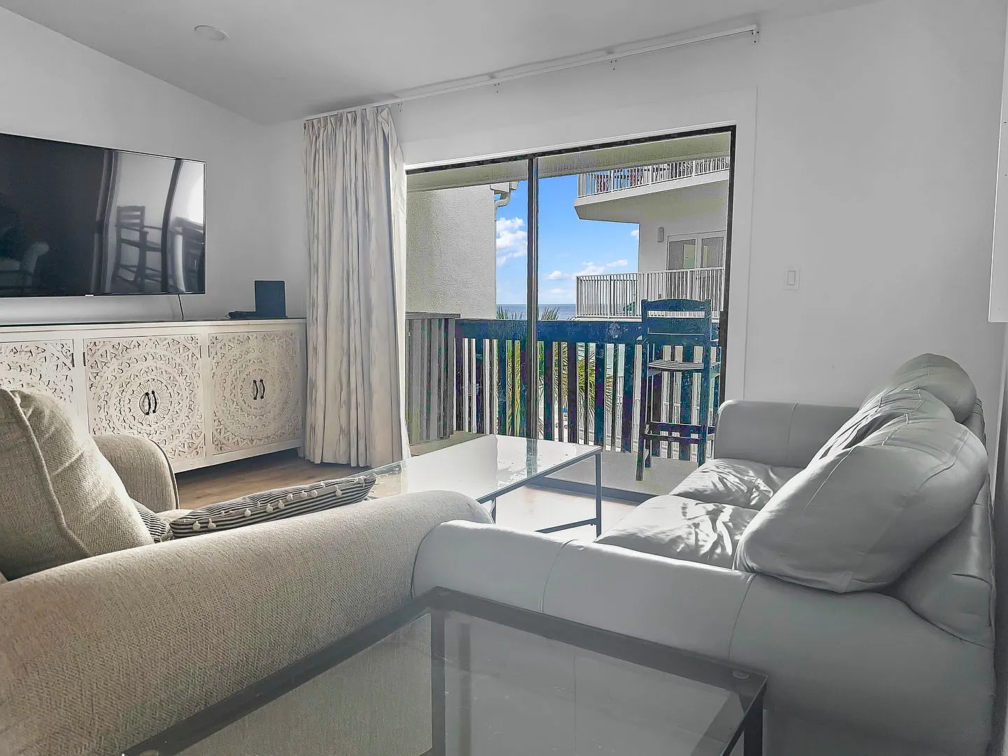 50% off first months rent. Gulf front community, Gulf views from balcony, community pool, walking... — Photo 3