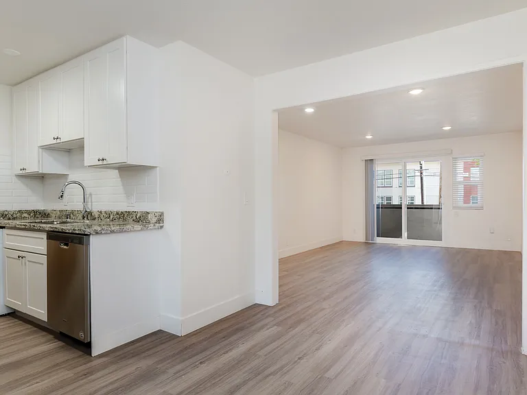 Bella Vista on Bancroft — Photo 19