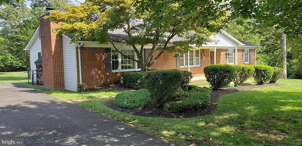 3 bed, 2490 sqft, $3,000 — Photo 1