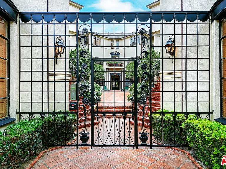 149 S Rodeo Dr — Photo 20