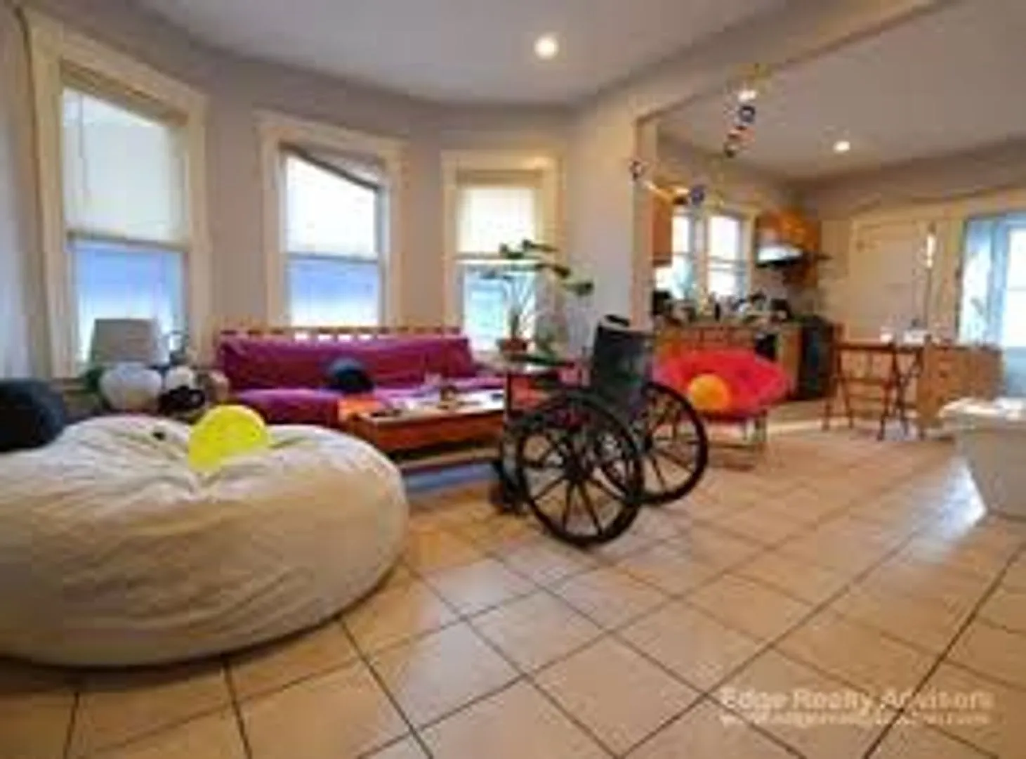 No Brokers Fee, A Must-See Unit, Central heat/AC, In-Unit Washer and Dryer, Parking for Rent — Photo 1