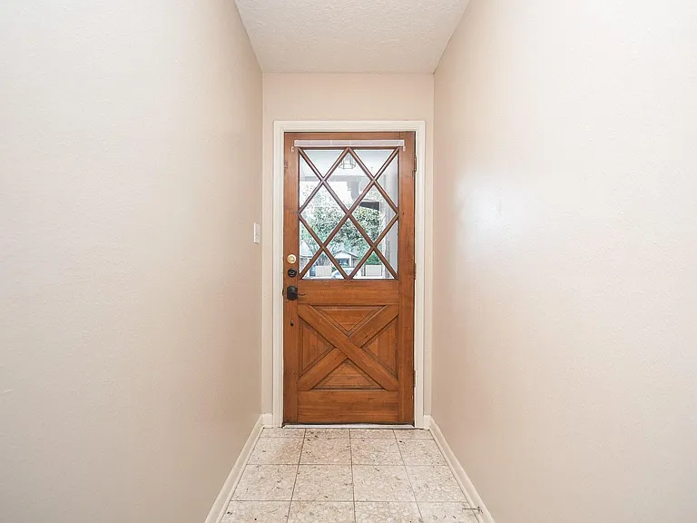 2113 Georgetown St — Photo 4