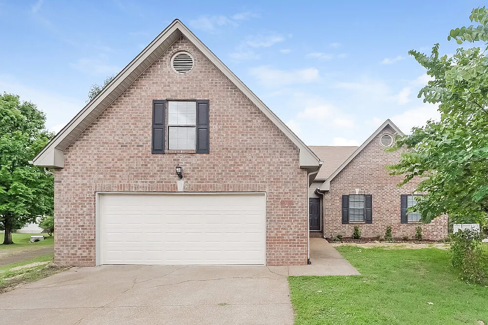 4 bed, 2.0 bath, 2082 sqft, $2,425 — Photo 1
